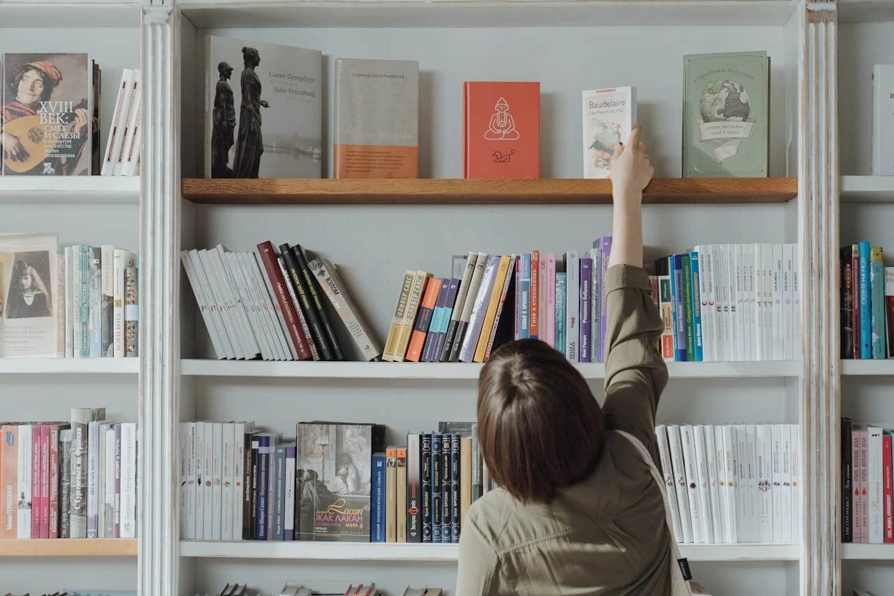 Книжная полка с изданиями