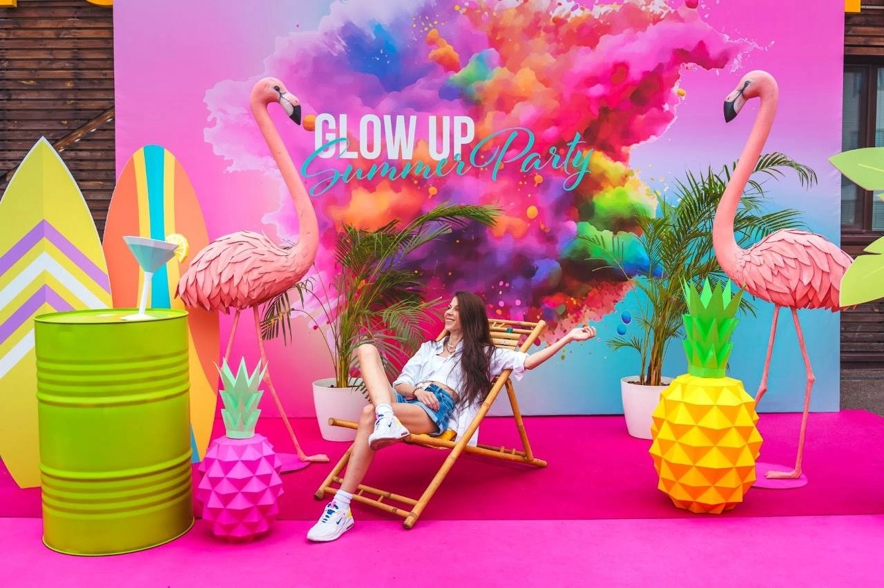 Иммерсивная фотозона «GLOW UP Summer Party»